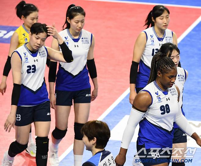 4일 화성체육관에서 열린 IBK 기업은행과 현대건설의 경기. 2세트를 내 준 현대건설 선수들이 아쉬워하고 있다. 화성=정재근 기자 cjg@sportschosun.com/2025.2.4/