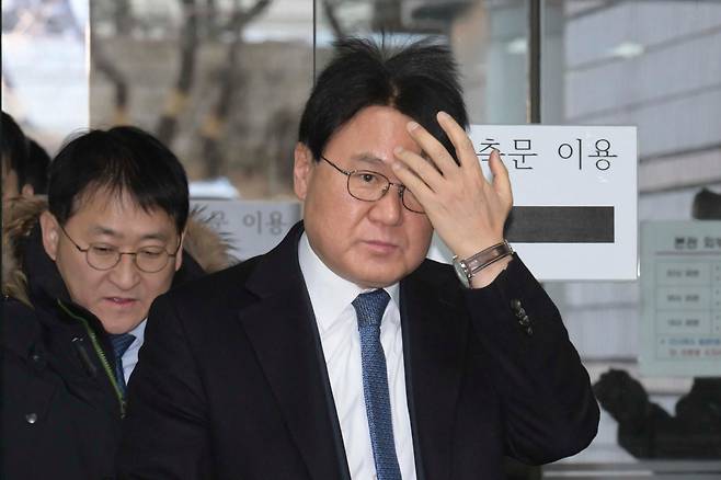 황운하 조국혁신당 의원이 4일 서울 서초구 서울고등법원에서 열린 문재인 정부 청와대의 '울산시장 선거개입 의혹' 사건 2심 선고공판에 출석하고 있다. /연합뉴스