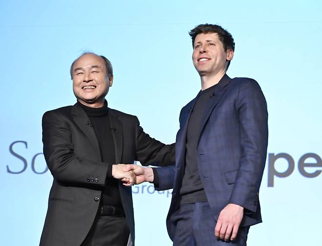 /연합뉴스 손정의 소프트뱅크그룹 회장(왼쪽)과 샘 올트먼 오픈AI 최고경영자(CEO)가 3일 일본 도쿄에서 열린 행사에서 만나 악수하고 있다.