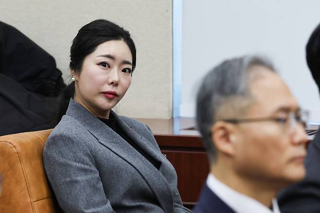 무속인 '비단 아씨' 이선진씨가 4일 국회에서 열린 윤석열 정부의 비상계엄 선포를 통한 내란 혐의 진상규명 국정조사특별위원회 전체회의에 출석해 자리에 앉아 있다. /뉴시스