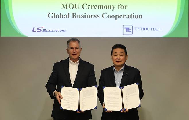 김종우(오른쪽) LS일렉트릭 사장과 데이비드 조지(David George) 테트라 테크 사장이 업무협약 체결 후 기념촬영을 하는 모습. / LS일렉트릭 제공