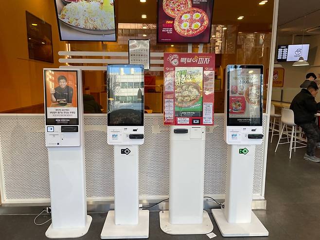 서울의 한 프랜차이즈 음식점에 설치된 배리어프리 키오스크. 왼쪽으로부터 두 번째, 네 번째 키오스크가 배리어프리 제품이다. /현정민 기자