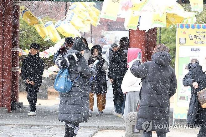 봄이 시작된다는 입춘인 3일 오후 제주목 관아에서 열린 '2025 탐라국 입춘굿' 행사장에 눈이 내리고 있다. ⓒ연합뉴스