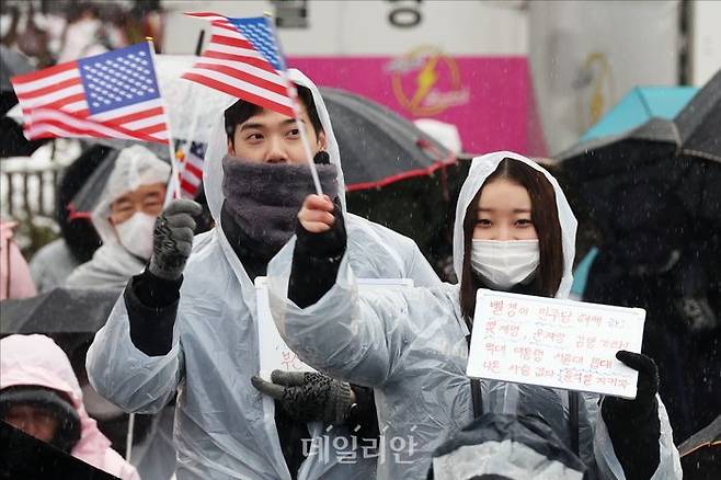 12.3 비상계엄 사태 후 내란수괴(우두머리)로 체포영장이 발부된 윤석열 대통령에 대한 공수처의 체포영장 집행시도가 무산된 가운데 지난 1월 5일 오후 서울 용산구 한남동 대통령 관저 앞에서 윤석열 대통령 탄핵 및 체포 반대 집회에 젊은 세대들이 참여하고 있다. ⓒ데일리안 홍금표 기자