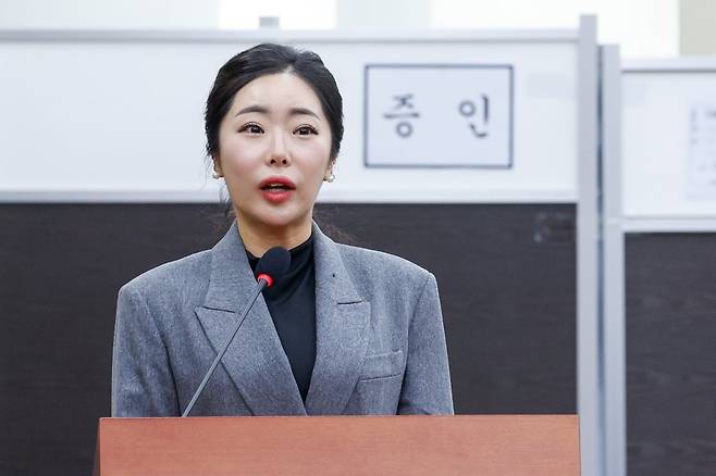 노상원 전 정보사령관이 자주 찾았던 무속인 ‘비단아씨’ 이선진 씨가 4일 서울 여의도 국회에서 열린 ‘윤석열 정부의 비상계엄 선포를 통한 내란 혐의 진상규명 국정조사 2차 청문회’에 출석해 한병도 더불어민주당 의원 질의에 답하고 있다. 뉴스1