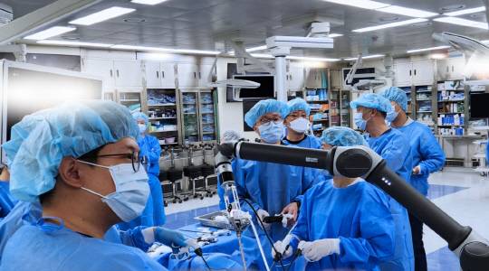 이롭이 레인보우로보틱스와 협력해 개발하고 있는 '이롭틱스 2세대 복강경 수술 보조 로봇'을 활용해 복강경 담낭 절제 수술의 카데바 전임상시험을 진행하고 있다. 이롭 제공