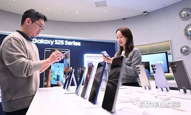 SK텔레콤은 4일 서울 마포구 T팩토리에서 갤럭시S25 더블업파티를 열고 고객 초청 행사를 가졌다. 고객들이 갤럭시 S25시리즈를 체험하고 있다. 박지호 jihopress@etnews.com