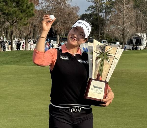 미국여자프로골프(LPGA) 투어 2025시즌 개막전 힐튼 그랜드 베케이션스 토너먼트 오브 챔피언스 우승을 차지한 김아림 프로가 우승트로피를 들고 기뻐하는 모습이다. 사진제공=와우매니지먼트그룹