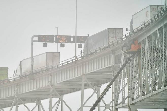 3일 캐나다 온타리오주 사니아에서 트럭들이 미국과의 국경을 잇는 블루 워터 브리지를 지나고 있다. 사니아/AFP 연합뉴스