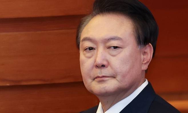 윤석열 대통령이 지난달 21일 오후 서울 종로구 헌법재판소에서 열린 탄핵심판 3차 변론에 출석해 피청구인 좌석에 앉아있다. 사진공동취재단