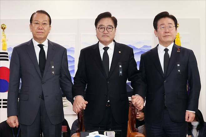 2024년 12월31일 오후 서울 영등포구 여의도 국회의장실에서 권영세 국민의힘 비상대책위원장(왼쪽부터), 우원식 국회의장, 이재명 더불어민주당 대표가 만나 제주항공기 참사대책위원회를 꾸리기로 합의했다. 국회사진기자단