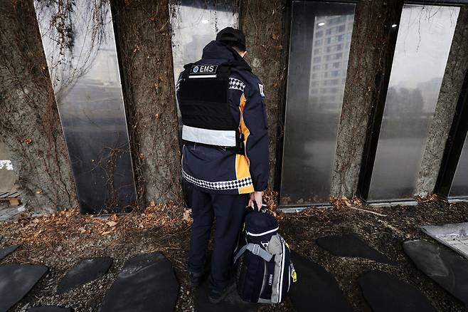 ‘당신이 더 귀하다’의 저자 백경(필명) 소방관이 2025년 1월21일 서울 마포구 공덕동 한겨레신문사에서 현장 출동하는 복장을 하고 포즈를 잡고 있다. 김명진 기자 littleprince@hani.co.kr