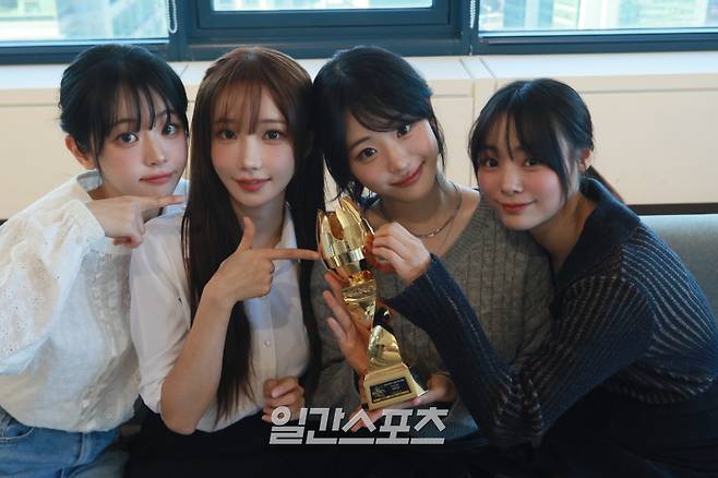 그룹 QWER이 서울 중구 순화동 케이지타워 20층에서 포즈를 취하고 있다. (왼쪽부터 쵸단, 마젠타, 히나, 시연) / 사진제공=타마고프로덕션