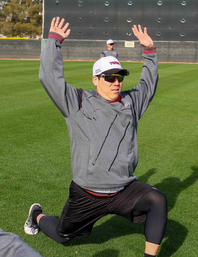 LG 김현수가 지난 1일 미국 애리조나 스프링캠프에서 스트레칭을 하고 있다. 사진=구단 제공