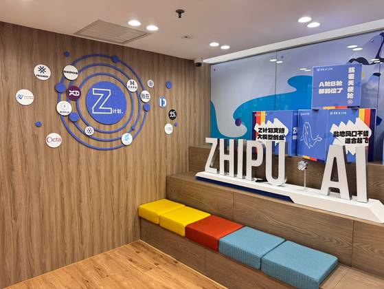 3일 찾아간 베이징 칭화과학기술원 7층의 생성형 AI 유니콘 즈푸(智譜) AI 본사는 활짝 열려 있었다. 칭화대 컴퓨터학과 1996학번 장펑(張鵬)이 2019년 창업한 즈푸AI는 딥시크와 동급으로 평가받는 생성형 AI의 강자다. 신경진 기자