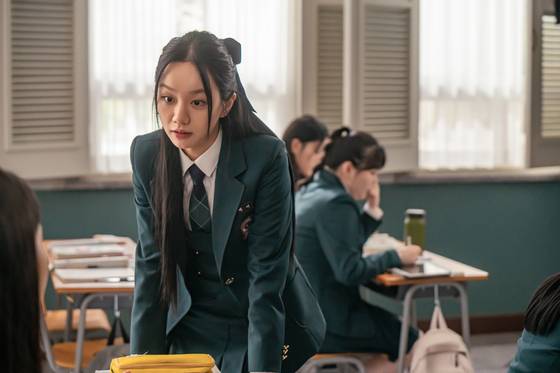 STUDIO X+U 드라마 ‘선의의 경쟁’은 살벌한 입시 경쟁이 벌어지는 대한민국 상위 1% 채화여고의 상위 0.1% 여고생 유제이(이혜리)와 그의 타깃이 된 전학생 우슬기(정수빈)의 이야기를 그린 미스터리 스릴러다. 사진 STUDIO X+U