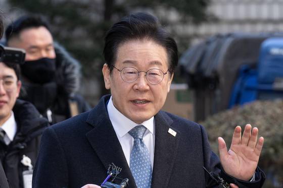 이재명 더불어민주당 대표가 4일 서울 서초구 서울중앙지법에서 열린 '대장동 위례 성남FC 백현동 의혹' 관련 특정범죄가중처벌등에관한법률위반(뇌물) 혐의 공판에 출석하고 있다. 뉴시스