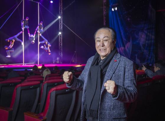 박세환 동춘서커스 단장이 설날인 지난달 29일 대부도 상설극장에서 쌍철봉 묘기를 배경으로 “동춘은 계속된다”며 주먹을 불끈 쥐고 있다. 김상선 기자