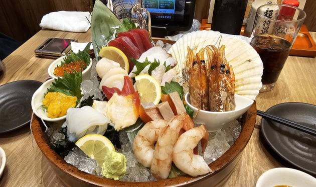 화려함은 눈으로만 감상하고 넉넉한 장소에서 즐긴 '북해도'이자카야. 새우회와 연어외, 그리고 바삭하게 익힌 새우머리가 일품이었지만 무엇보다 조용하고 관광지의 바가지요금이 없어 더욱 좋았던 곳. / JAPAN NOW