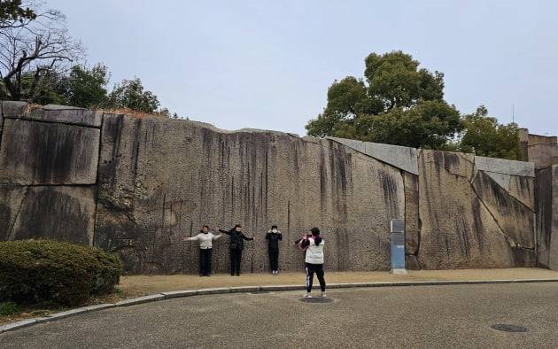 오사카성에서 가장 큰 거석으로 무게가 130톤이나 나간다. / JAPAN NOW