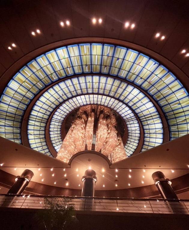 인공섬 포트아일랜드에 있는 '고베 폴토피아 호텔'의 화려한 로비 샹들리에. / JAPAN NOW