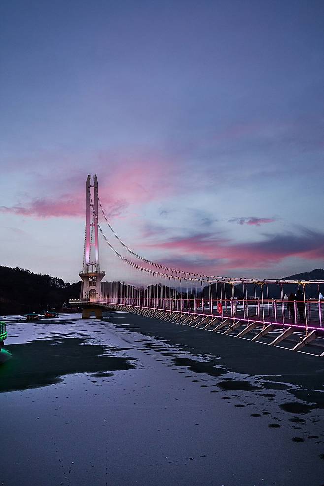 산책하듯 가볍게 거닐기 좋은 예당호 출렁다리. 예산의 야경 명소다. 사진=도진영