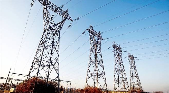 2012년 2월 3일 독일과 국경선을 맞대고 있는 프랑스 스트라스부르 근처에 고압 전력망이 세워져 있다. /로이터연합뉴스