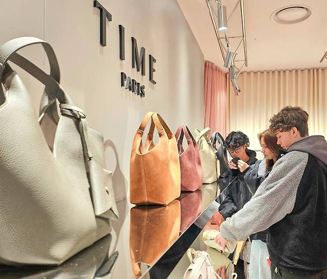 더현대서울에서 쇼핑하고 있는 외국인 관광객들 /사진=현대백화점 제공