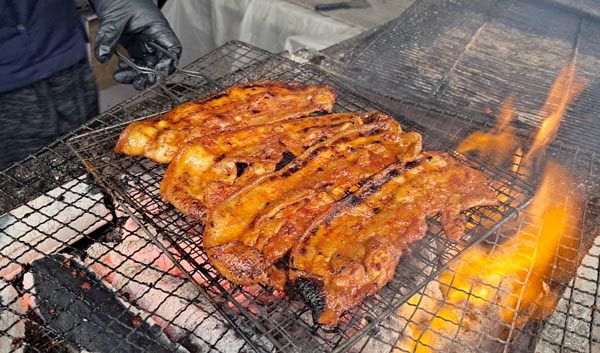 삼겹살을 고추장 양념에 발라 연탄불 위에 석쇠로 구은 고추장양념석쇠구이.