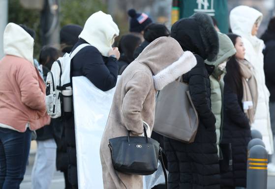 People head to work in Jongno District, central Seoul, amid the cold weather on Feb. 04. [YONHAP]