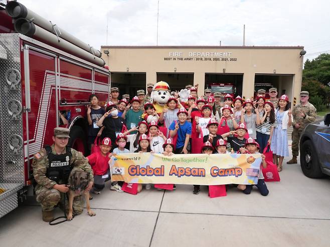 ‘글로벌 앞산캠프’에 참가한 학생들이 기념촬영을 하고 있다. 남구청 제공