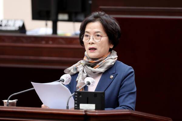 인천시의회 제300회 임시회의 제1차 본회의 5분발언에서 신영희 인천시의원(국민의힘·옹진)이 발언하고 있다. 시의회 제공