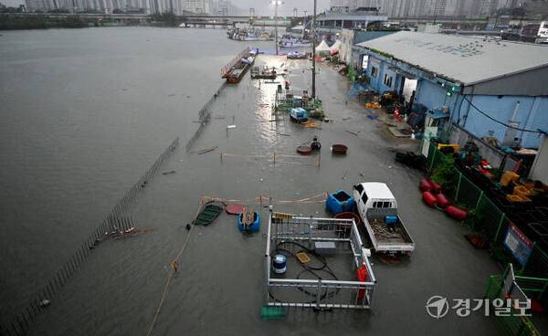 조수간만의 차가 가장 큰 대조기 기간인 지난 2024년 8월 중순께 인천 남동구 소래포구 일부 저지대가 바닷물에 잠겨 있다. 경기일보DB