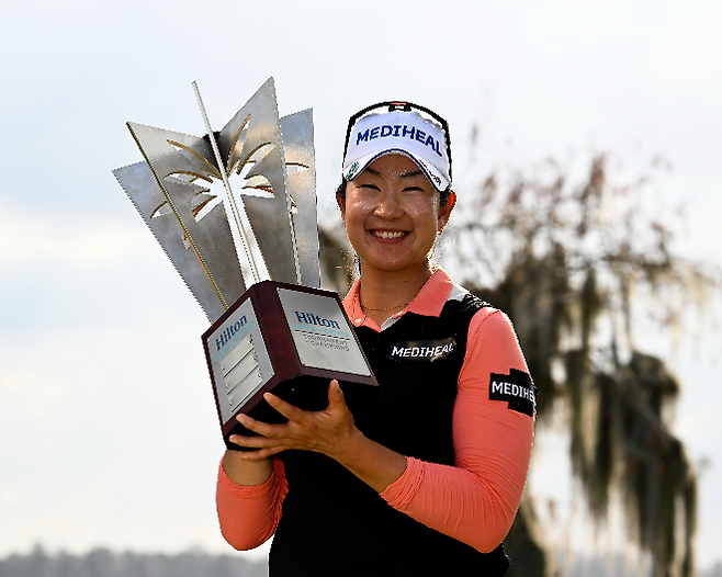 우승컵을 든 김아림. 사진=UPI=연합뉴스