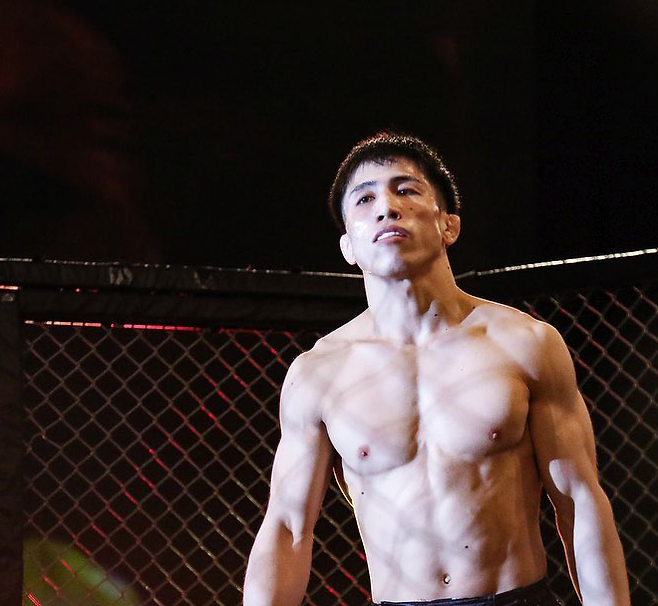 구마자키 나쓰키가 2024년 3월 종합격투기 데뷔 2연승을 거둔 후 담담한 표정을 짓고 있다. 사진=GRACHAN