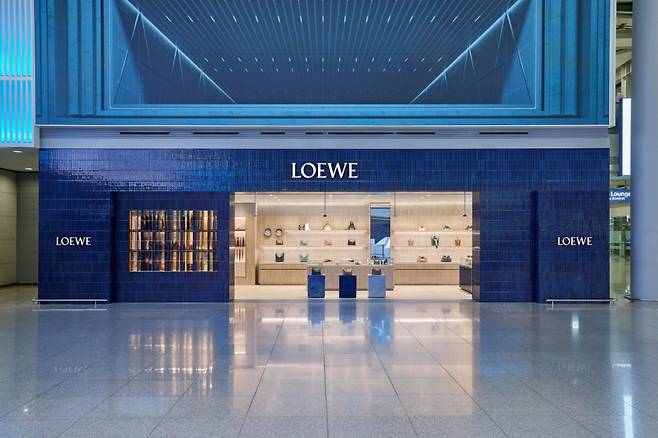 신라면세점이 인천국제공항 1터미널에 업계 최초로 로에베 매장을 오픈했다. /사진제공=호텔신라