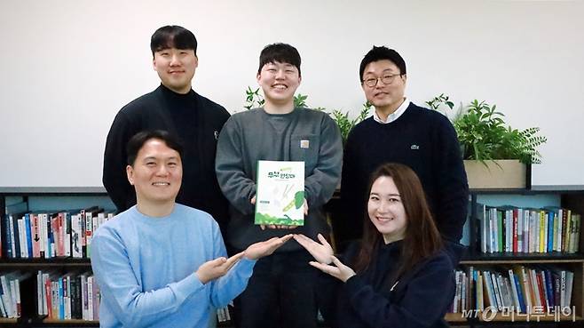 '두부 원정대' 집필진. 왼쪽 위부터 시계방향으로 삼성웰스토리 권도현, 김민규, 박상범, 박보람, 강성기 프로./사진제공=삼성웰스토리.