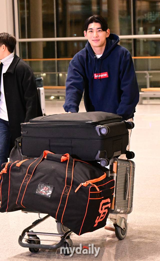 샌프란시스코 이정후가 메이저리그 두 번째 시즌 준비를 위해 13일 오후 인천국제공항을 통해 미국으로 출국 하고 있다./마이데일리