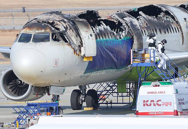 3일 오전 부산 강서구 김해국제공항 에어부산 화재현장에서 국토부 항공철도사고조사위원회와 프랑스 항공사고조사위원회, 경찰, 소방 등이 합동감식을 진행하고 있다. [연합]