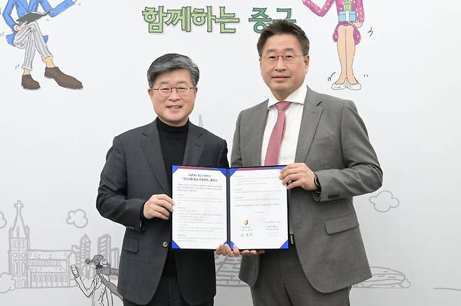 [서울=뉴시스] 김길성 중구청장(좌)과 김준환 호텔신라 부사장(우). 2025.02.04 (사진 제공=서울 중구청) photo@newsis.com *재판매 및 DB 금지