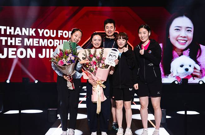 신유빈(왼쪽부터)과 경기를 치른 전지희가 이후 WTT가 마련한 은퇴식에서 주세혁 감독, 서효원, 이은혜와 기념 촬영을 하고 있다. WTT