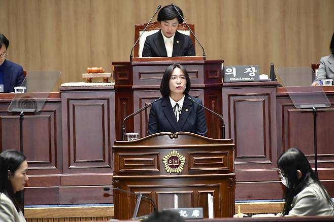 광주광역시의회 이귀순 의원(더불어민주당, 광산구 4)은 4일 열린 제330회 제1차 본회의에서 '신창동 방음터널 문제'와 관련해 5분 자유발언을 진행했다. 광주광역시의회 제공