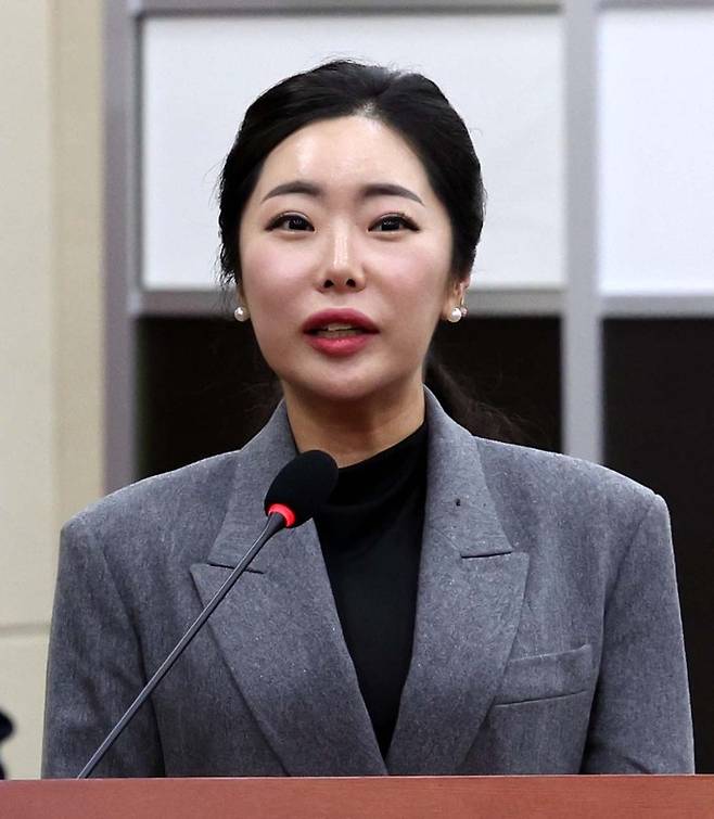 답변하는 무속인 '비단아씨' 이선진씨.