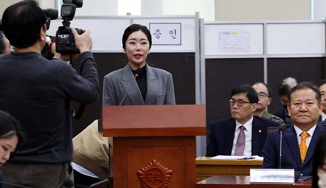 답변하는 무속인 '비단아씨' 이선진씨.