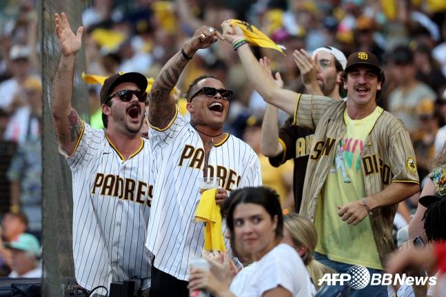 환호하는 샌디에이고 팬들. /AFPBBNews=뉴스1