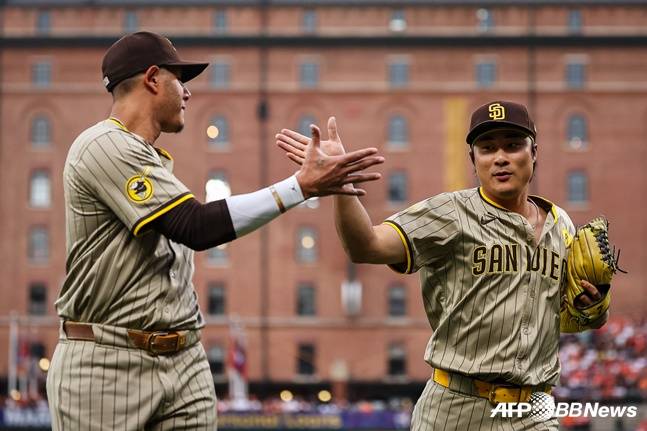 마차도(왼쪽)와 하아파이브를 하는 김하성. /AFPBBNews=뉴스1