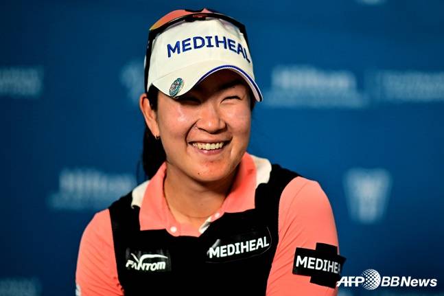 김아림이 우승자 기자회견에서 환한 미소를 짓고 있다. /AFPBBNews=뉴스1