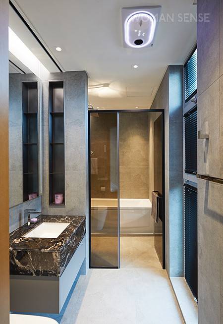 박지현 실장의 추천으로 설치한 힘펠의 휴젠트3 복합 환풍기는 바람으로 온도를 유지해줘 추운 겨울이나 더운 여름에도 편리하고 쾌적하다. 특히 로얄앤코의 변기 블로이는 도기 내부로 향 오일이 분사돼 냄새를 차단시키는 일체형 비데로 디자인을 겸비한 기능성이 마음에 쏙 든다. 수전 역시 로얄앤코의 캐니언, 다이브 모델로 감각적인 디자인과 헤드 각도 변경 등의 신박한 아이디어가 돋보이는 제품을 택했다.