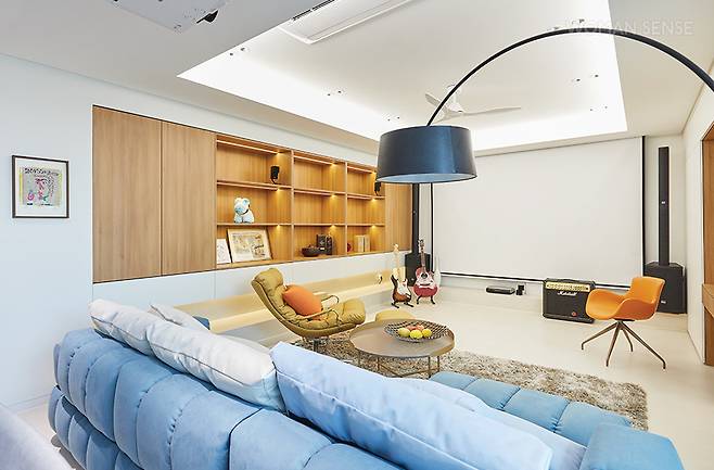 1층 가족실에도 빔프로젝터가 있지만, 남편이 작품 연습이나 공부할 때를 위해 지하 공간에 별도로 빔프로젝터를 설치했다. 붙박이장은 메라톤의 제작 가구 SK ACA-01로 우드 질감의 따뜻하고 차분한 분위기를 연출했다.