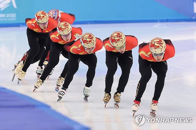 중국 쇼트트랙 대표팀이 지난 3일 2025 하얼빈 동계 아시안게임이 열리는 중국 하얼빈 헤이룽장 빙상훈련센터 다목적홀에서 ​훈련하고 있다. 연합뉴스